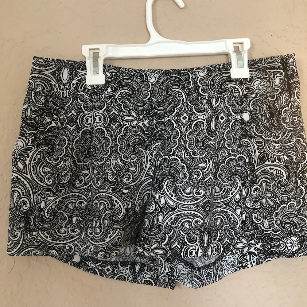 “Express” elegant black and white shorts